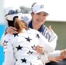 首位発進の高野愛姫と６つ伸ばした桑木志帆が通算１０アンダーでトップ　阿部未悠ら３人が１打差で追う