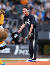 【日本ハム】ファーストピッチに中山秀征が登場　縁ある清宮幸太郎を相手に見事なノーバウンド投球「幸太郎が立ってくれたんで、ちょっと安心しました」