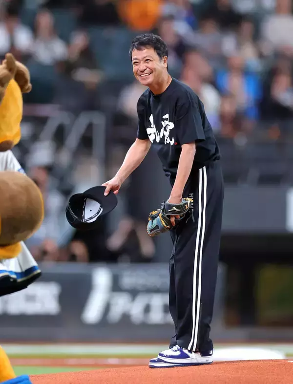 【日本ハム】ファーストピッチに中山秀征が登場　縁ある清宮幸太郎を相手に見事なノーバウンド投球「幸太郎が立ってくれたんで、ちょっと安心しました」