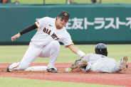 【巨人】石塚裕惺ヒヤリ　守備中に左手首付近にアクシデントで治療→グラウンドへ戻りプレー再開…２軍ハヤテ戦