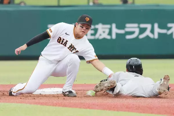 【巨人】石塚裕惺ヒヤリ　守備中に左手首付近にアクシデントで治療→グラウンドへ戻りプレー再開…２軍ハヤテ戦