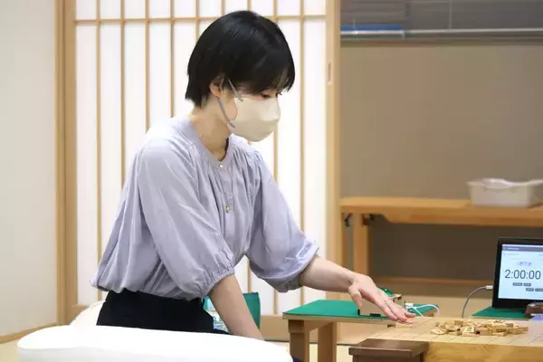 小野花依女流２級、デビュー戦は白星発進…エンジニア、美容専門学校経た２３歳