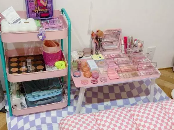 モデルデビューしたパンサー尾形の８歳娘、自室のメイクスペースに母びっくり「ヘアメイクさん並み」