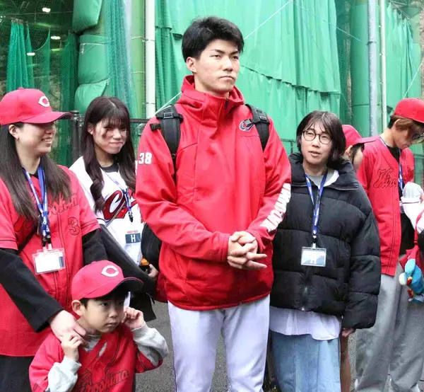 【広島】ドラ５赤木晴哉、開幕１軍入りで「マツダに招待したい」大家族がサプライズでキャンプ訪問　８人きょうだい次男