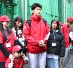 【広島】ドラ５赤木晴哉、開幕１軍入りで「マツダに招待したい」大家族がサプライズでキャンプ訪問　８人きょうだい次男
