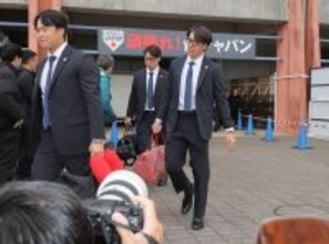 侍ジャパンが新幹線で大阪移動　名古屋駅にファン殺到、大混乱…駅員も「押さないでください！」を連呼