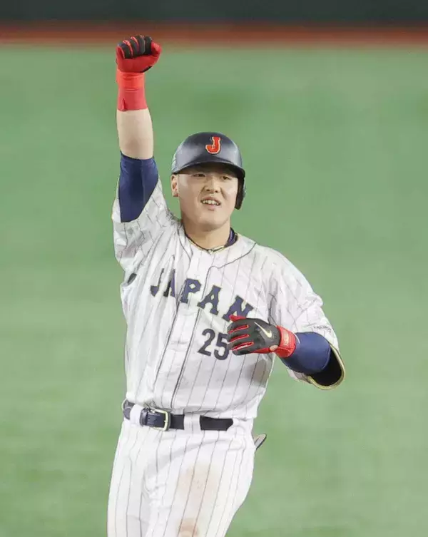 岡本和真が侍ジャパンメンバーと球場入り　メジャー組の試合出場“解禁”　いよいよ完全体に