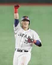 岡本和真が侍ジャパンメンバーと球場入り　メジャー組の試合出場“解禁”　いよいよ完全体に