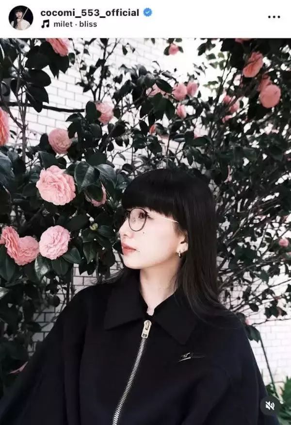 「「椿と桜。」Ｃｏｃｏｍｉ、春らしいショットに多数の「いいね！」　メガネ姿で自然体を公開」の画像
