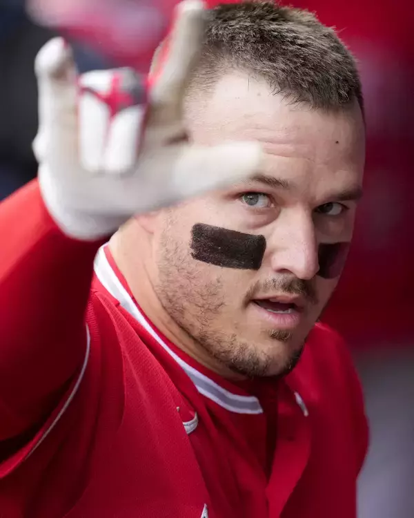 トラウトが３試合ぶりの９号アーチ　通算７９７長打の球団新記録達成　ナインから手荒な祝福