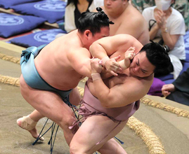 十両・炎鵬が４敗目　２連勝中の玉正鳳に敗れ「考えすぎが良くない」　黒星先行も勝ち越しに向け「シンプルにいく」