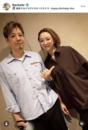 元祖イケメン芸人、タレントの美人妻の誕生日を報告！夫婦ショットに「年々似てきていません？」…ライセンス藤原