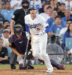 ドジャース・フリーマンが完璧同点アーチ　大谷翔平もベンチから身を乗り出して「バンザ～イ」→深々お辞儀＆ロータッチで祝福…本拠地が熱狂