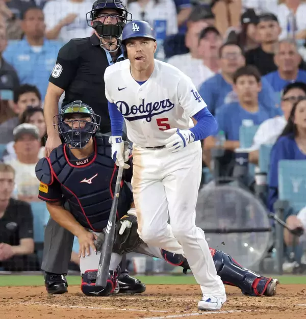ドジャース・フリーマンが完璧同点アーチ　大谷翔平もベンチから身を乗り出して「バンザ～イ」→深々お辞儀＆ロータッチで祝福…本拠地が熱狂
