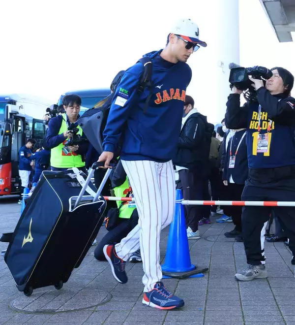 ダルビッシュ有、侍ジャパン宮崎合宿に登場　ファンから「ダルさん～！」と歓声　異例「アドバイザー」で緊急参戦…右肘手術で今季絶望もＷＢＣ連覇へサポート役