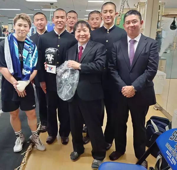 センバツ連覇狙う横浜が井上尚弥、平岡アンディの練習見学　大橋秀行会長「モンスターパワーを注入」