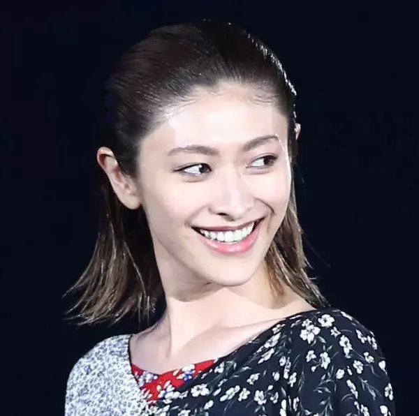 「ザ・ストイック」山田優、美脚スラリの近影に絶賛の声！「足の長さと細さにウットリ〜」「いつも綺麗」「すごくお似合い」