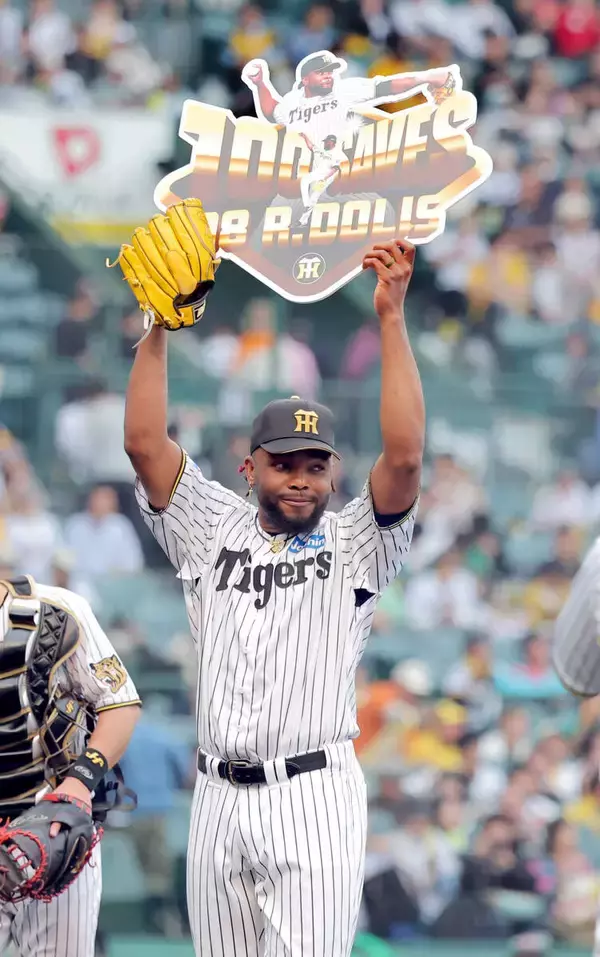 【阪神】藤川球児監督、自ら獲得に動いた３８歳・ドリスのＮＰＢ最年長１００Ｓに「おじさんだね」と笑顔で祝福