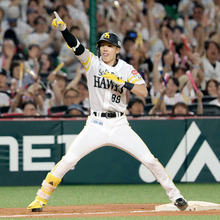 【ソフトバンク】周東佑京の走者一掃三塁打などで同点　負けられない「ＯＨ　ＳＡＤＡＨＡＲＵ　ＬＥＧＡＣＹ　ＤＡＹ」で一挙４得点