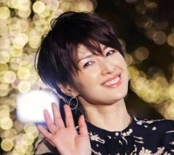 ５１歳・吉瀬美智子の抜群スタイル×美脚全開ショットにくぎ付け！「爽やか美魔女」「美しゅうございます」