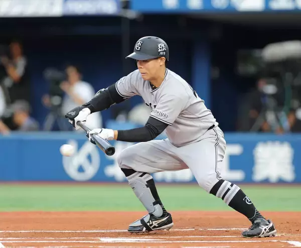 【巨人】２番・佐々木が先制点生むバント＆一時同点打「すごい見本になる２番がいたので」理想は目の前の先輩…一問一答