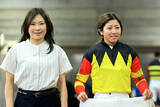 「今村聖奈騎手が重賞初制覇の前川恭子調教師を祝福「今後は重賞でもコンビを組んで…」前日には管理馬で勝利」の画像1