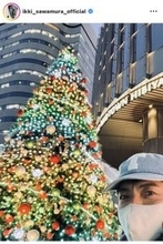 沢村一樹、日比谷でクリスマスツリーをバックにセルフショット！「うわぁ〜」「一樹様」「イケメンすぎてつらい」