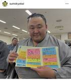 「日本相撲協会、ファンからのメッセージカードを受け取る力士らの様子を公開！「ちゃんと渡してくれて感激です」の声」の画像1