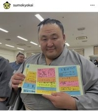 日本相撲協会、ファンからのメッセージカードを受け取る力士らの様子を公開！「ちゃんと渡してくれて感激です」の声