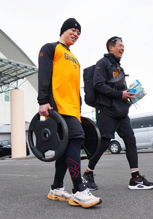 【巨人】高梨雄平軽々と４０キロを持って移動に　警備員も思わず「プロ野球選手すご！」