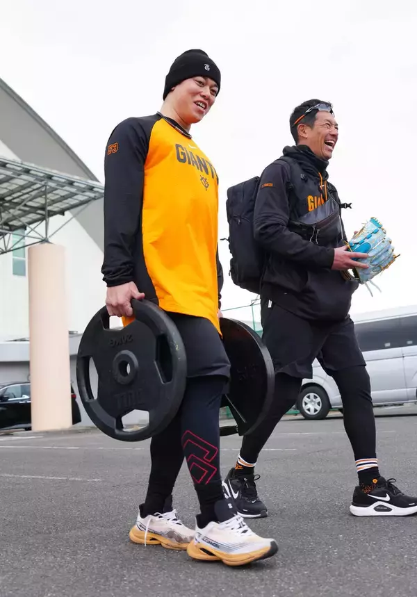 【巨人】高梨雄平軽々と４０キロを持って移動に　警備員も思わず「プロ野球選手すご！」