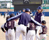 「【西武】憧れの選手と「ドロケイ」で交流…ナインと南郷地区の子供たちが球場の外野エリアで追いかけっこ」の画像1