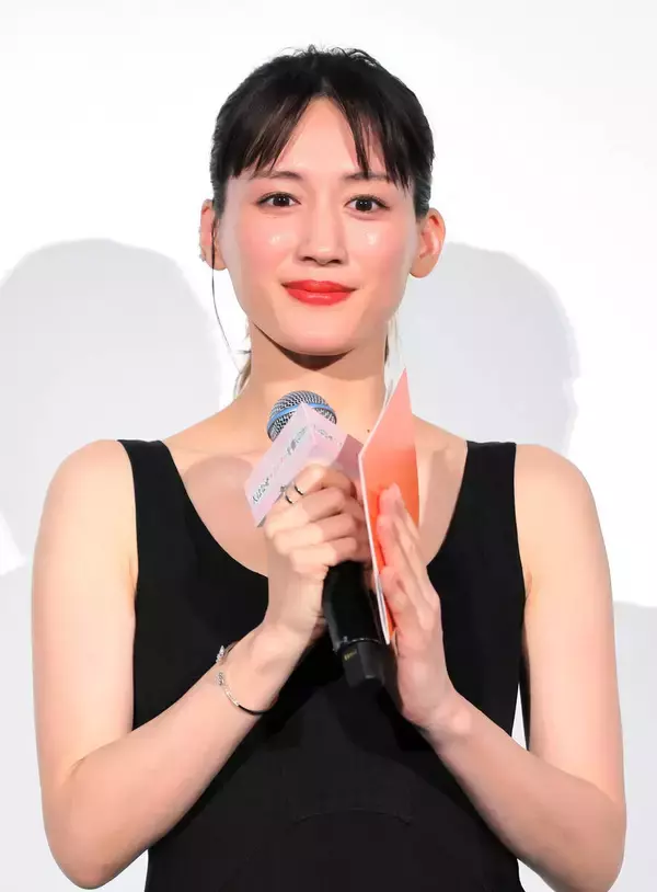 綾瀬はるか　主演映画が公開初日迎え万感「ラブレターのように心に残る作品になってくれたら」　２０００年日比谷線脱線事故が題材