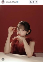 菅田愛貴、ノースリドレスもサクランボもアイラインも！赤一色の大人な姿に「色気を感じる」「恋に落ちてる」「ルネサンス絵画かと」