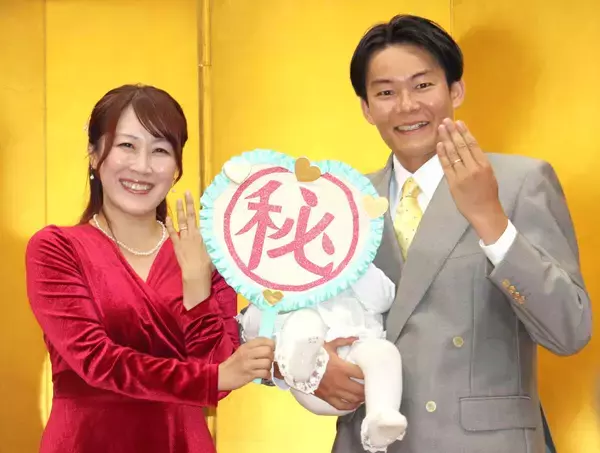 ヒガ２０００と「こじらせハスキー」の橋爪ヨウコが赤ちゃん同席で結婚会見「子ども、家族のために頑張らないといけない」金屏風前にＲ―１優勝誓う