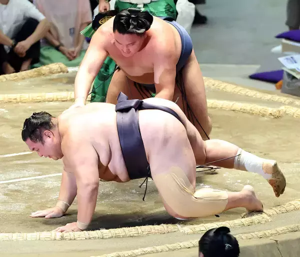 友風が負け越し　相手の寿之富士は「背も高いし、手も長い。嫌な相手。でも一生懸命やりました」