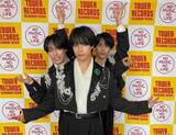 「佐藤三兄弟「紅白で披露できたら」　アクロバット歌謡で話題の一卵性三つ子　３００人前にメジャーデビューイベント」の画像1