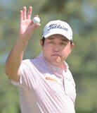 「【男子ゴルフ】米沢蓮が９アンダー首位でホールアウト　ジャンボ尾崎さん追悼大会午前組が終了　午後１時前に雷雲接近のため中断」の画像1