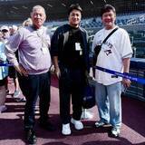 「岡本和真に強力援軍！高橋由伸、斎藤雅樹、村田真一の巨人ＯＢトリオが激励訪問「活躍を楽しみにしています」」の画像1