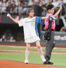 元乃木坂４６・秋元真夏が始球式　日本ハムユニ＆ミニスカ姿でワンバン投球　エスコン大歓声