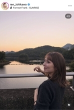 石川恋、夕暮れ時の腹ちらショットにくぎ付け「可愛い過ぎるよぉ〜」「いつもキレイ」