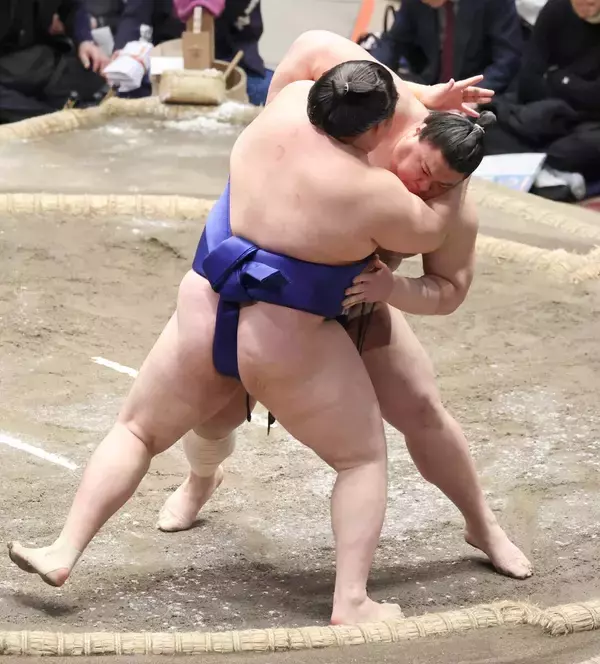 平幕・義ノ富士が初の殊勲賞　「横綱２人に勝って負け越すわけにはいかない」
