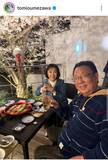 「梅沢富美男　美人妻を顔出し「奥様素敵ですね」「お似合いです」豪邸のテラスで「お花見」」の画像1