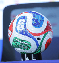 ＦＩＦＡが準決勝以降４試合で使用する公式球「トリオンダ　ファイナル」発表…金色のデザイン　「世界最高の選手たちによってプレー」とＦＩＦＡ会長