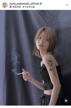 元乃木坂４６・若月佑美、タトゥー×たばこでクールに！作品集のオフショが「目の保養」「めっちゃいい」「美しい」