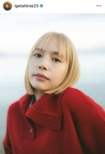 「イゲレーザーだ」井桁弘恵、“期間限定”の金髪×赤ニットに反響「透明感が増して素敵」「マジで可愛い」