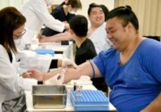 霧島　採血は普段と逆の右腕　一発成功で笑顔「すぐに終わって良かった」…健康診断