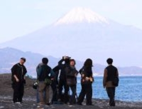 故郷の静岡市で撮影好調　京都芸術大教授・山本起也監督の映画「うさぎのあしあと」杉本哲太＆高橋恵子主演　２０２７年公開予定