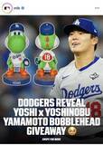 「山本由伸が超人気キャラクターとコラボ！「ヨシノブ、ヨッシーと会う」　ド軍が特別ボブルヘッドを配布へ」の画像1