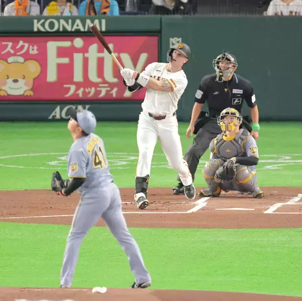 「【巨人】キャベッジの先頭打者弾に泉口友汰の安打などで初回から阪神相手に２点を先取」の画像